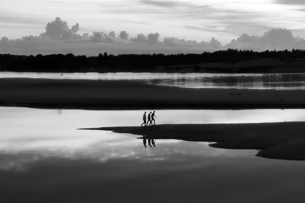 трое у реки