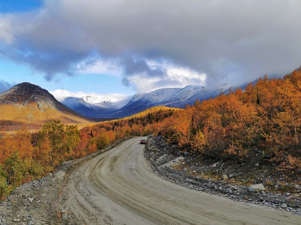 The road to the mountains