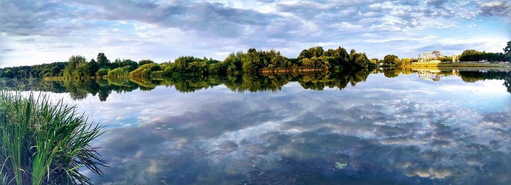 Тучи и отражение в воде.