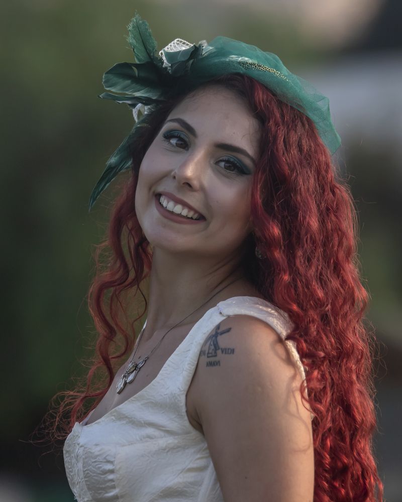 Kızıl saçlı güzel