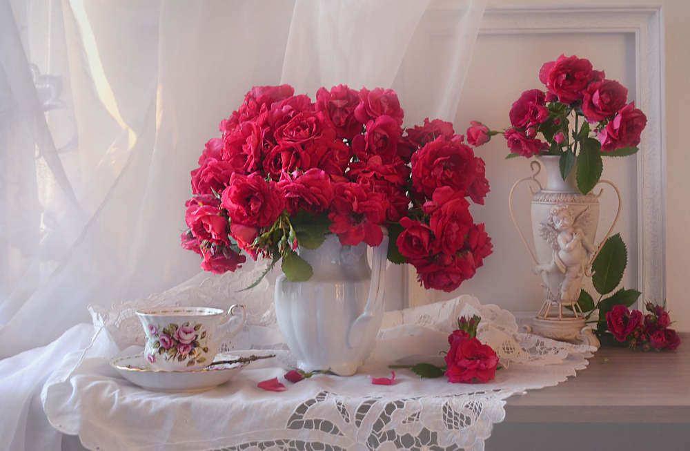 И только аромат цветущих роз...