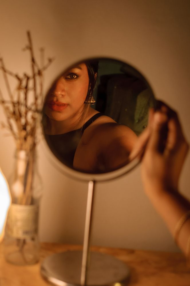 The dame in the mirror