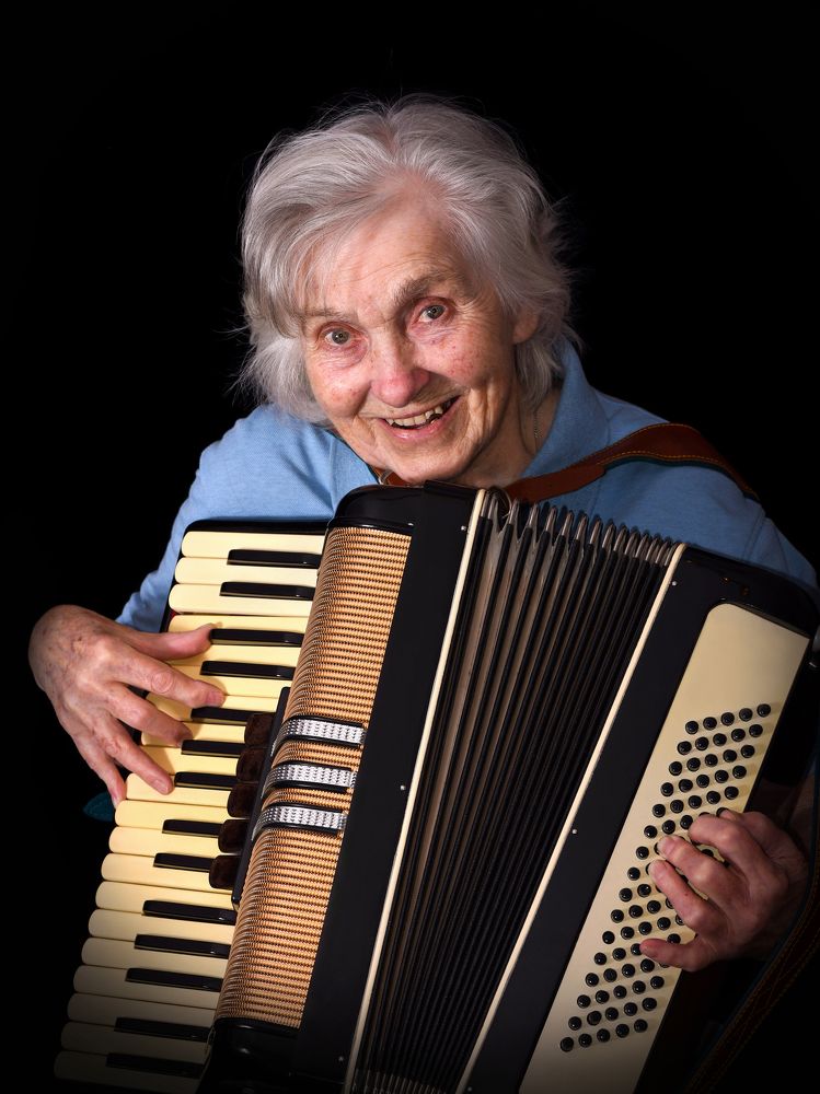 Ninety-year-old singer - Девяностолетняя певица