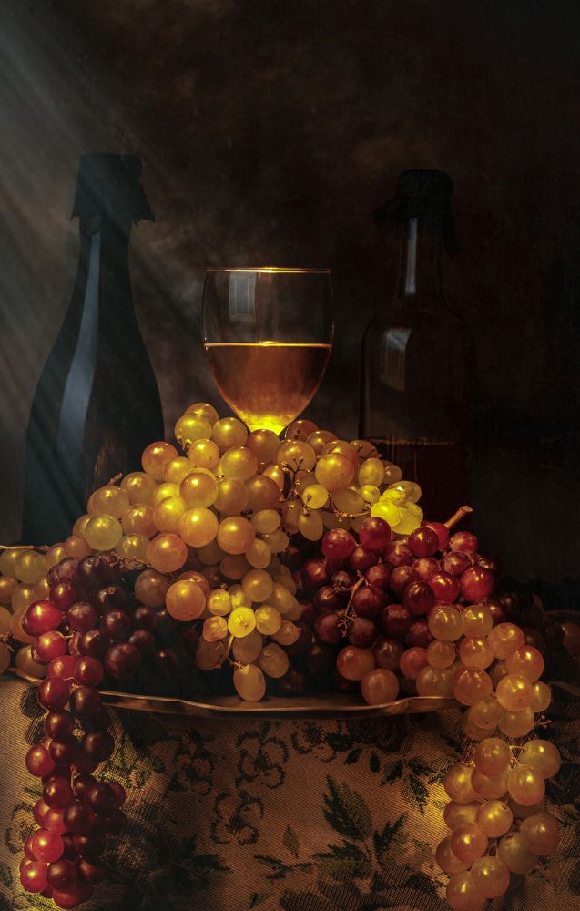 Bodegón de uvas rojas, blancas y vino