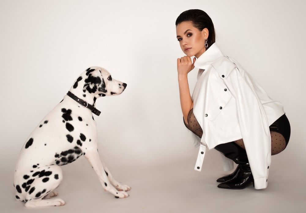 Девушка с долматинцем