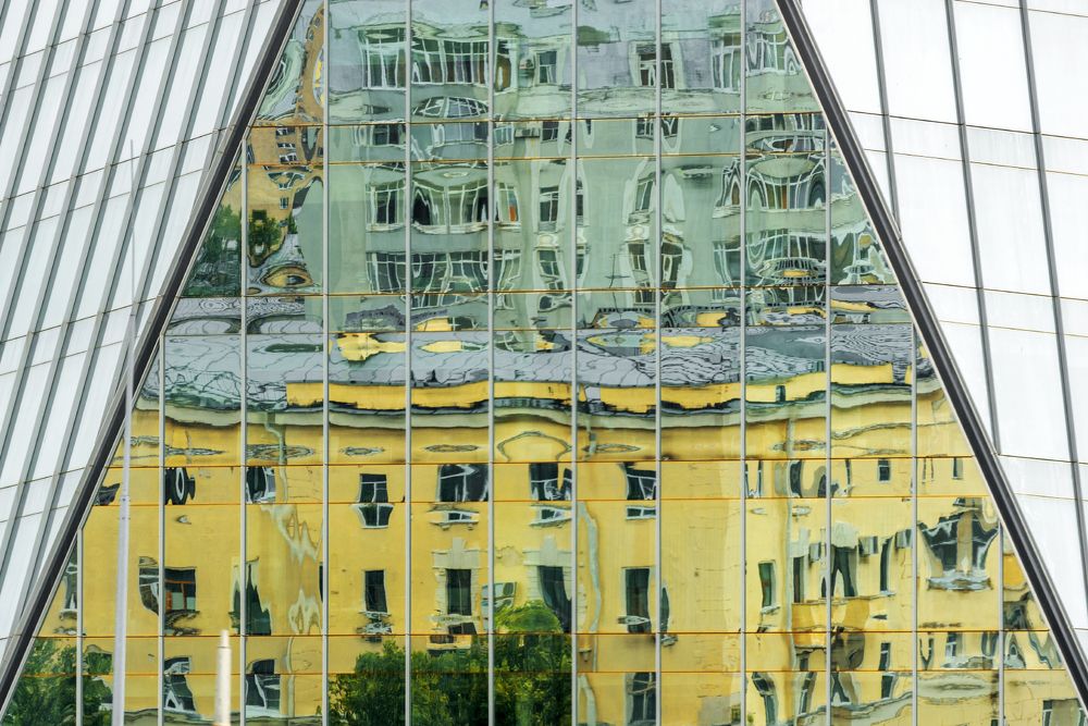 Старая архитектура в отражении новой.