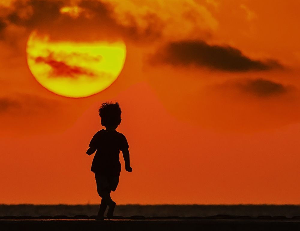 "Иди за солнцем следом, хоть этот путь неведом..."