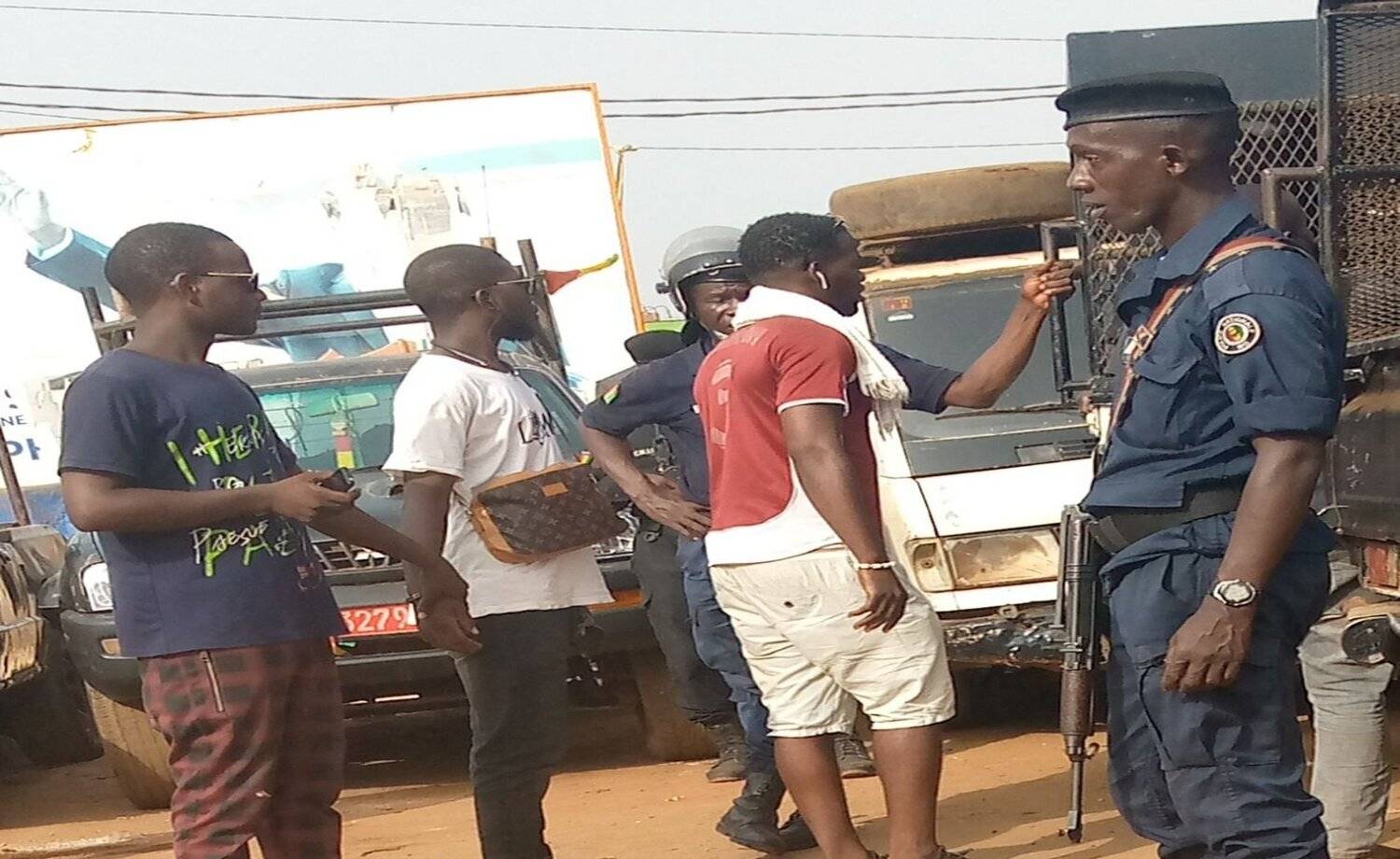 Négociations entre jeunes manifestants et policiers