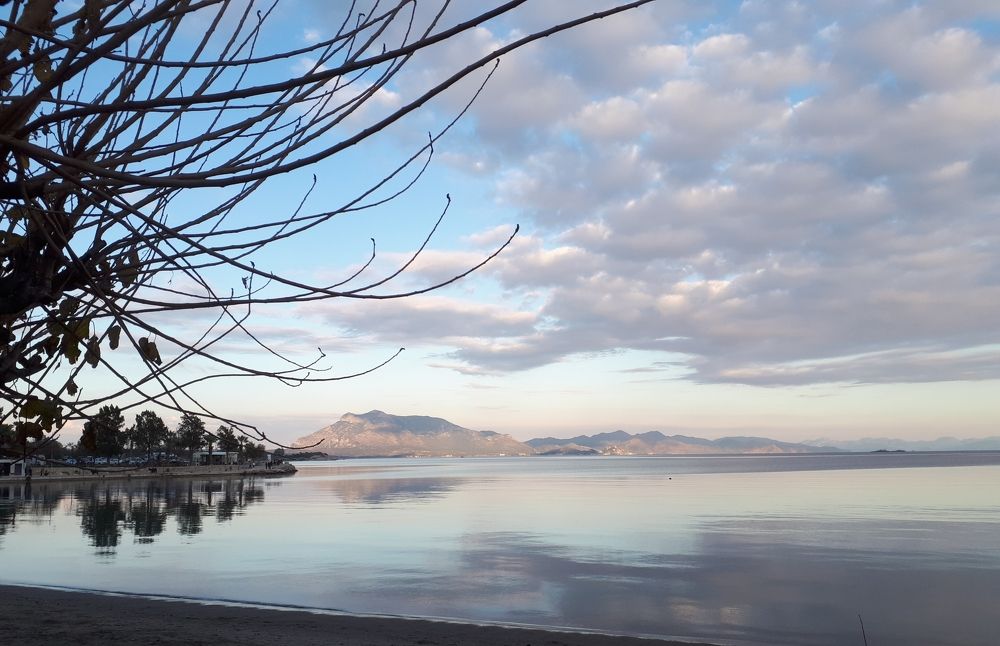 Море ,небо и зимнее кружево.