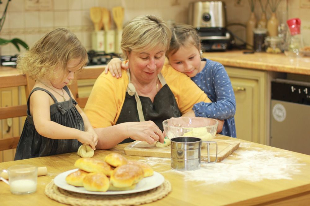 Бабушка с внучками