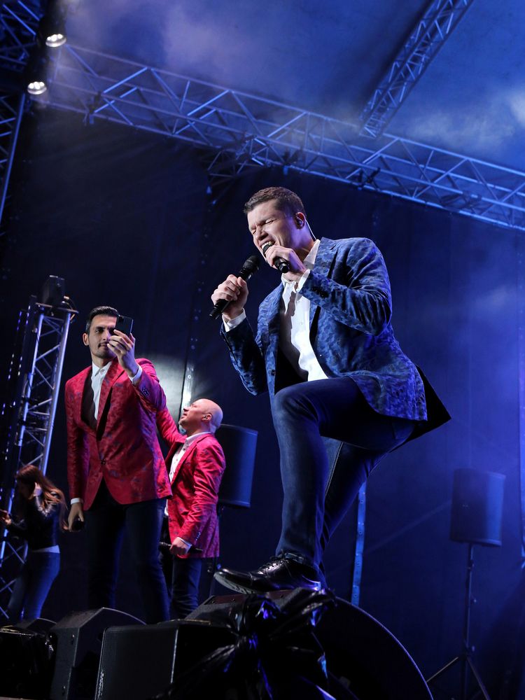 Шоу должно продолжаться.