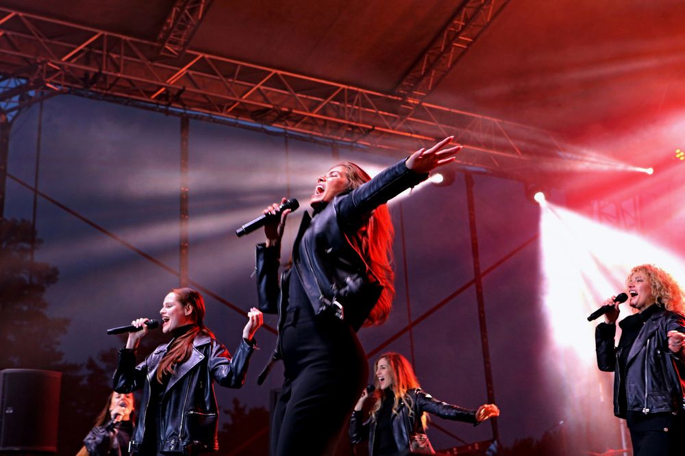 Льется музыка.