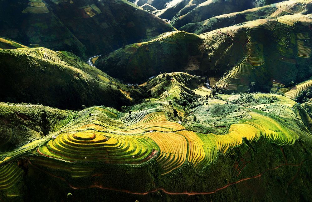 COLORS OF THE MOUNTAIN