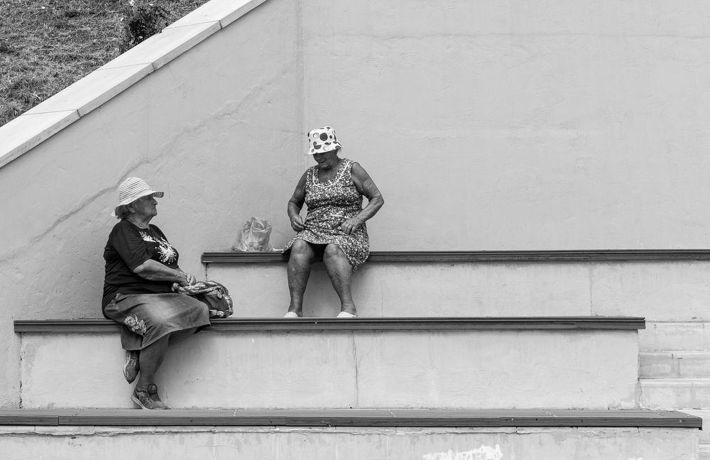 Чуть выше колен.