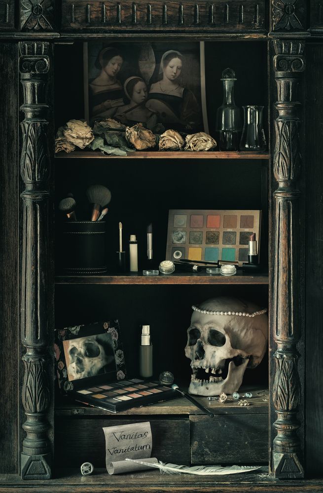 Vanitas с атрибутами искусного макияжа