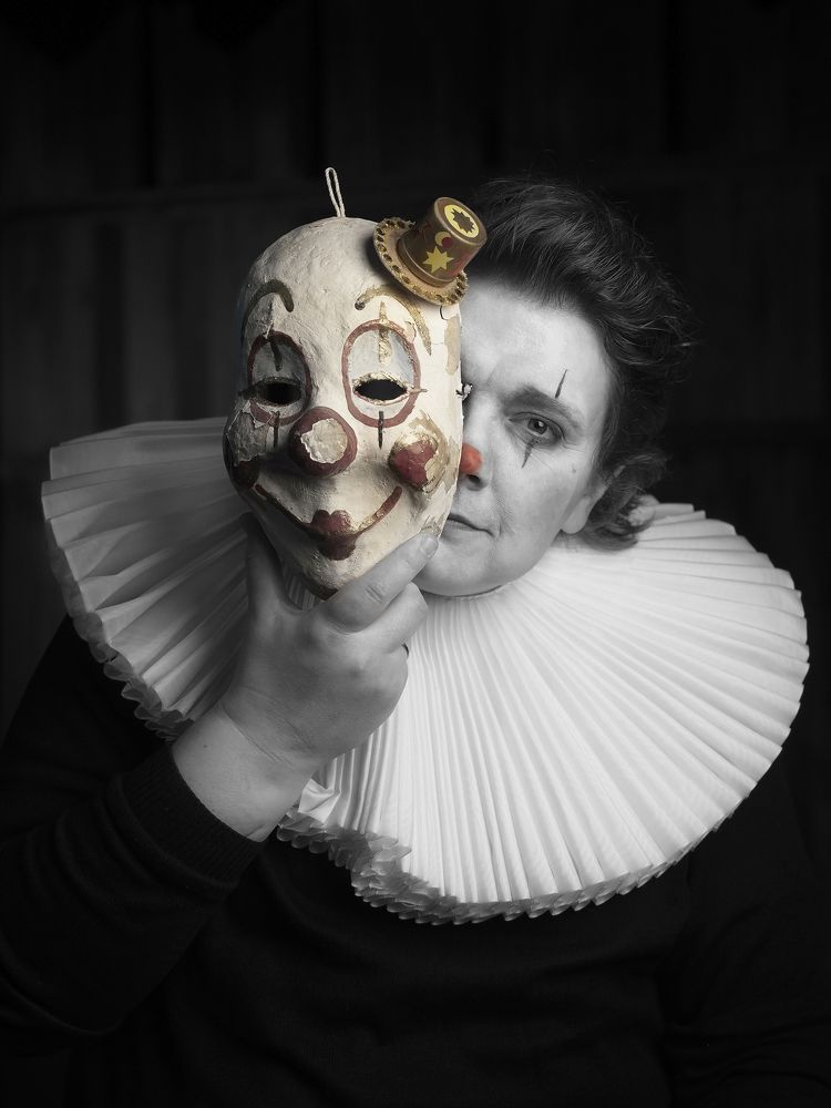 Клоун с маской