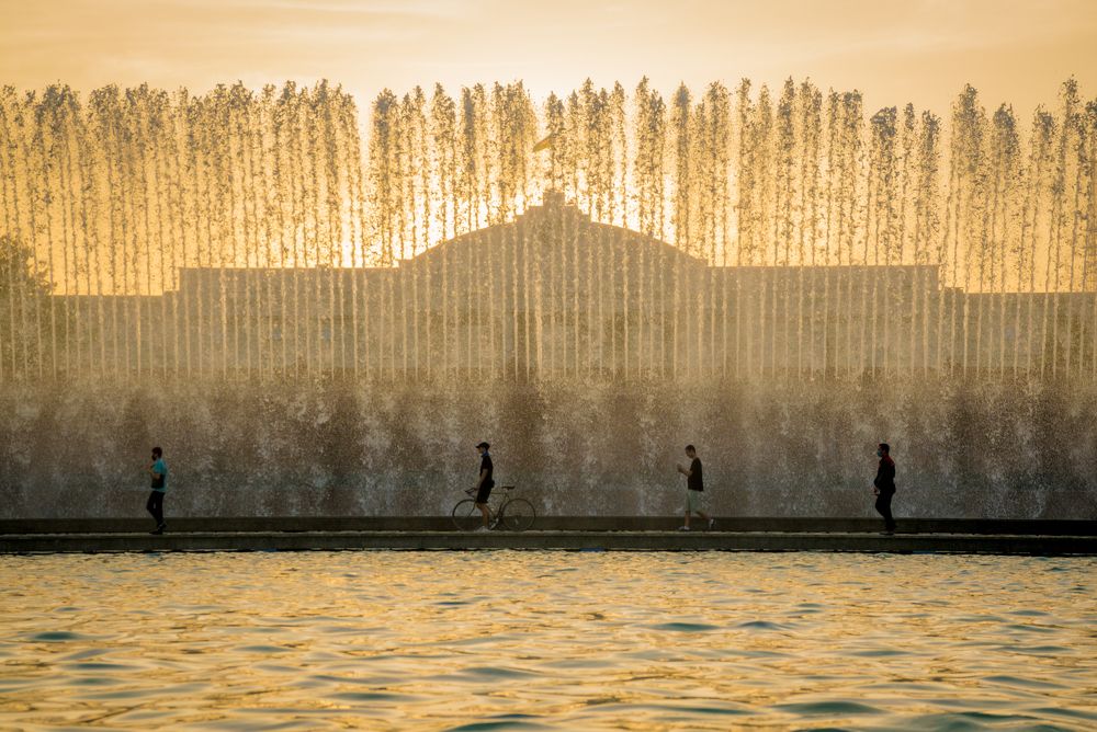 По дорожке под фонтаном.