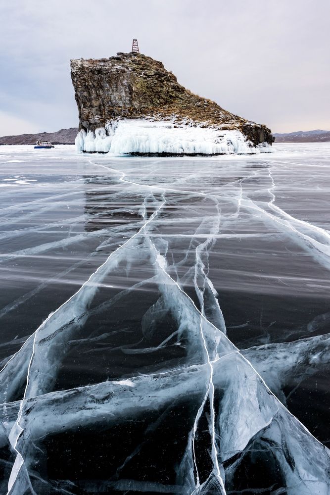 Прозрачный лёд Байкала
