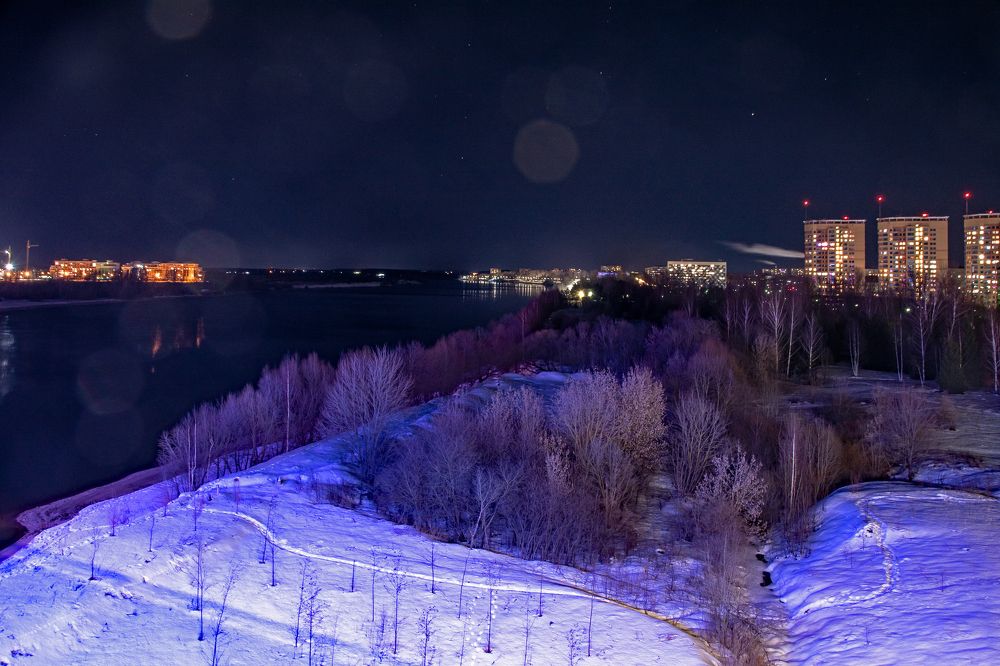 Ночной город на берегу реки.