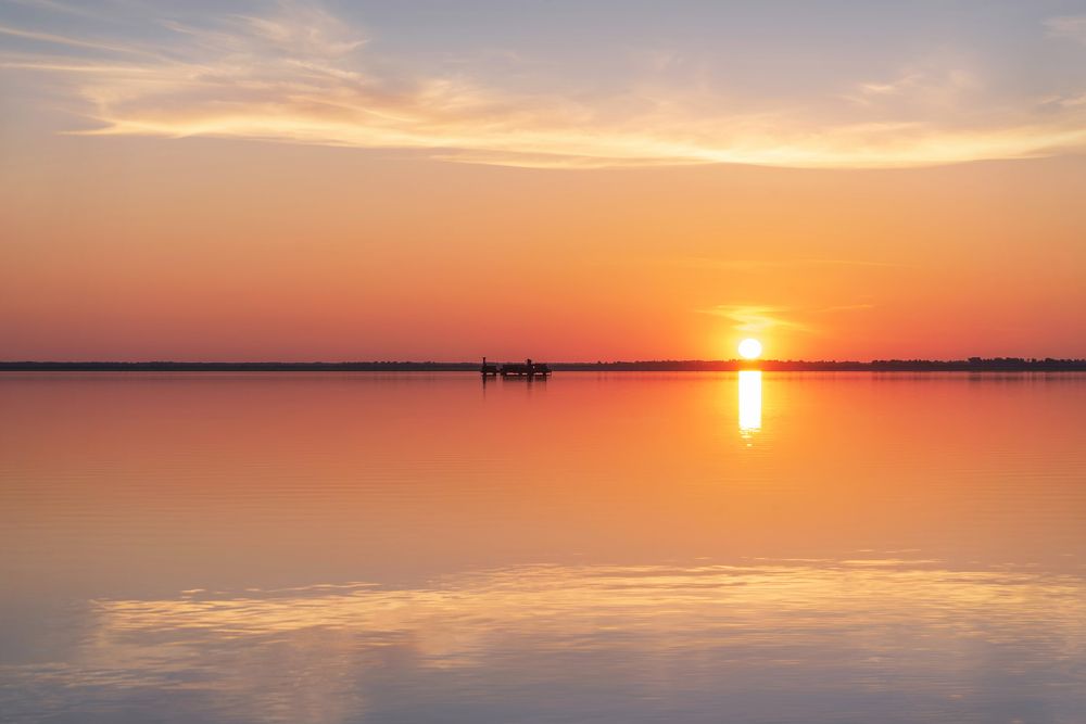 Солнце в озеро садилось