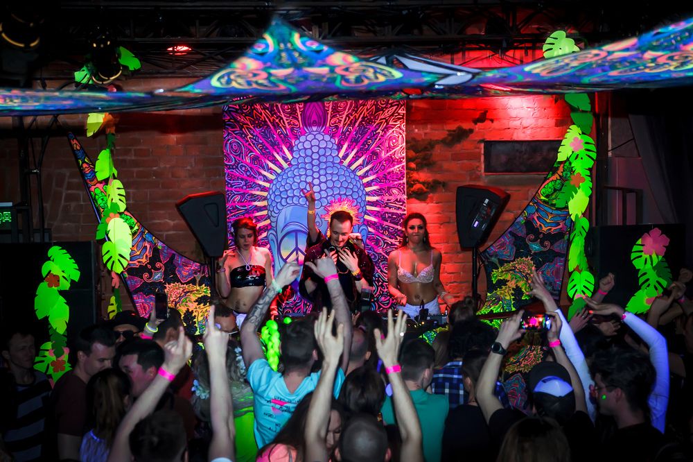 В клубе модном