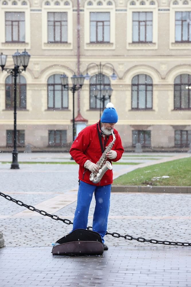 Рыбинск, Красная площадь. Саксофонист.