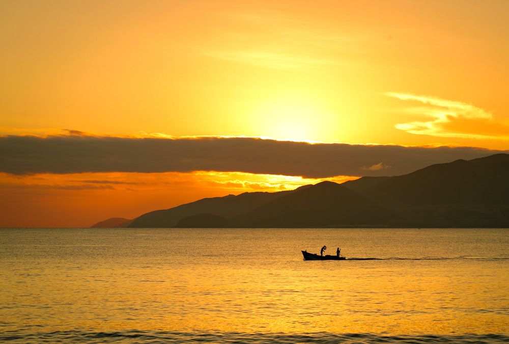 Rạng đông ngoài biển xa