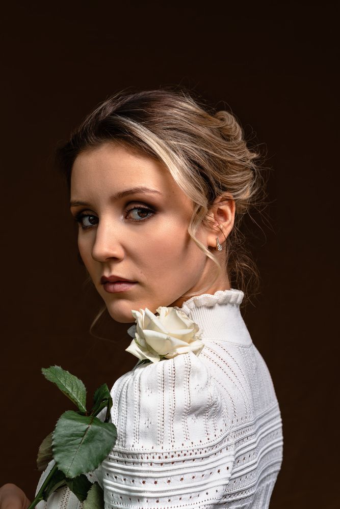 Девушка с розой.
