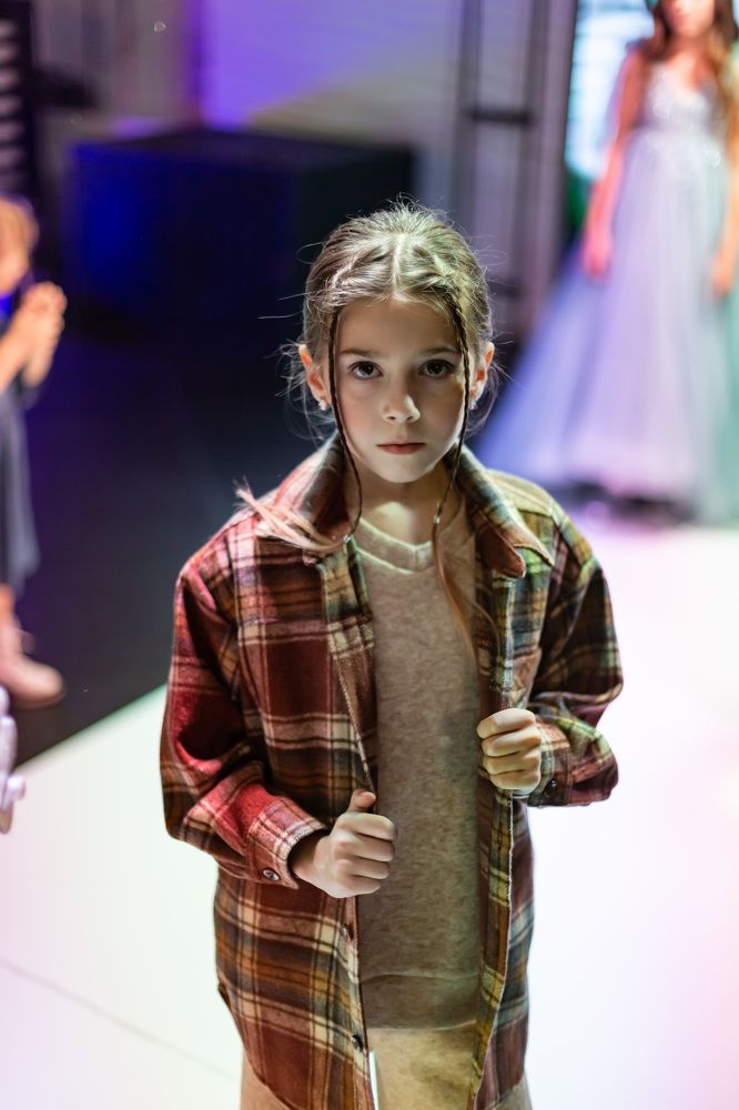 Юная модель на подиуме