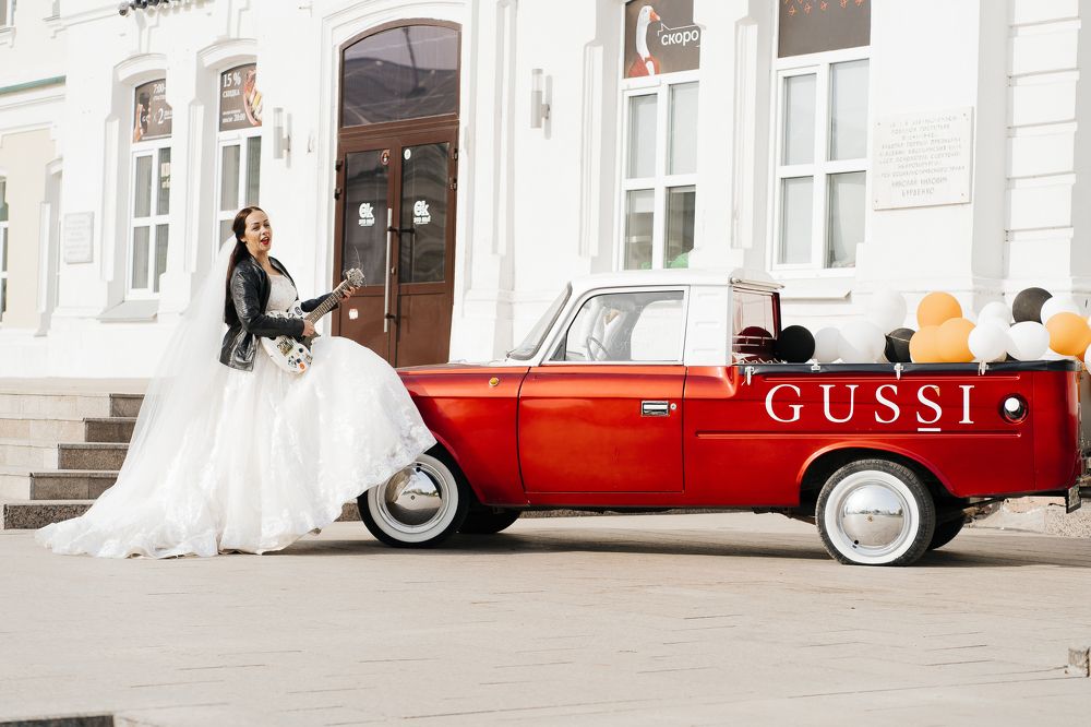 Прогулка невесты с гитарой по городу.