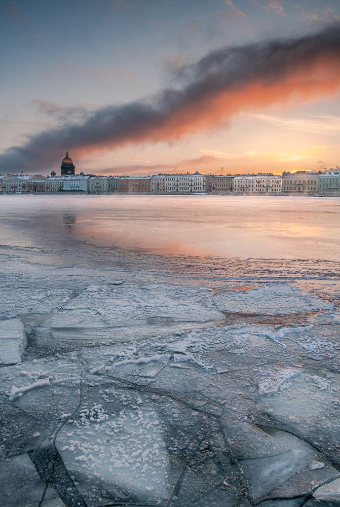 Ice drift on the Neva. St. Petersburg