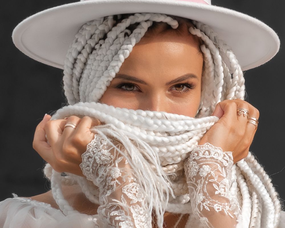 Но знаешь ты, что я загадка...