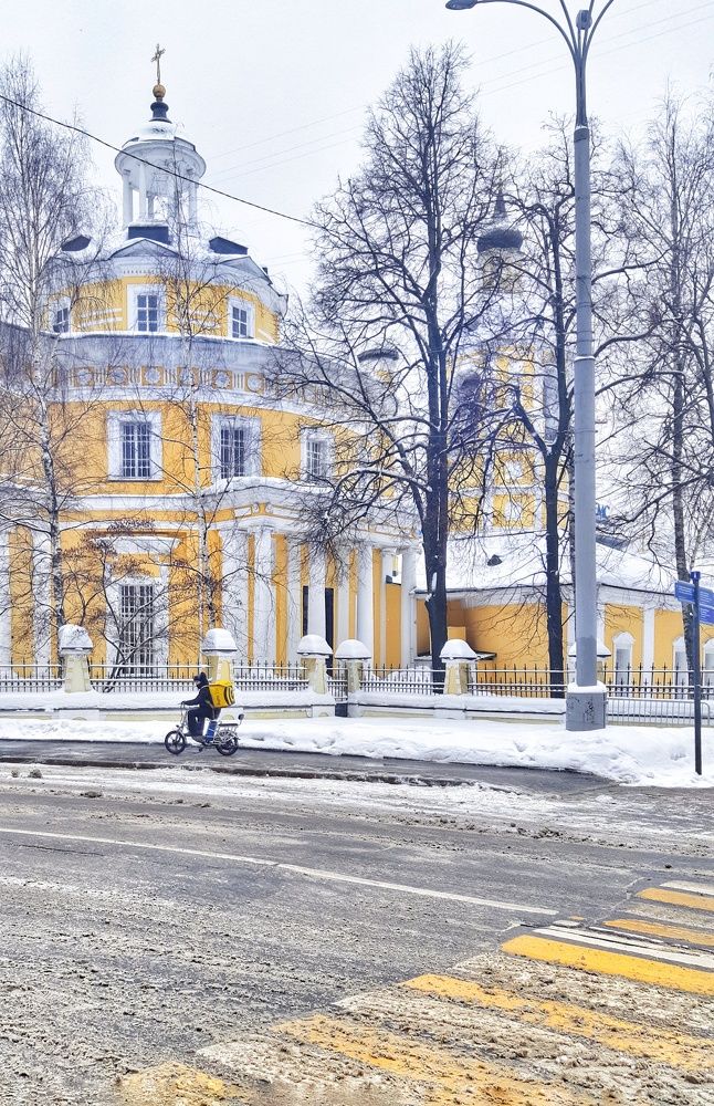 Белый и желтый в городе