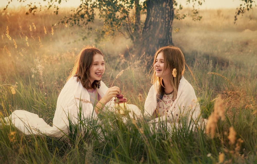 Подруги на закате