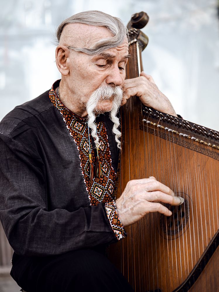 Одиноко играет "Бандура"