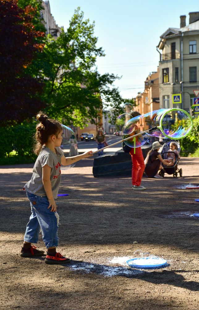 Девочка с пузырём.