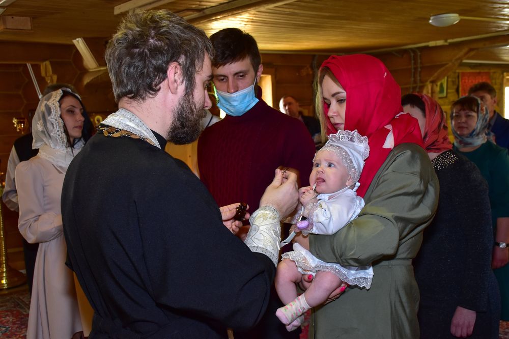 Крещение младенца.