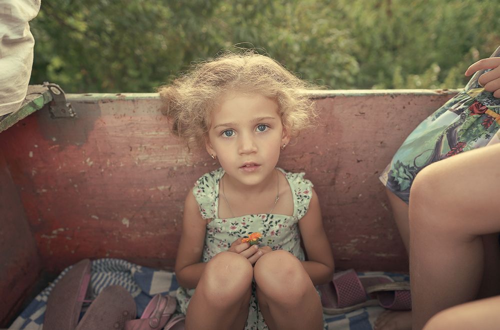 Дедушка и внуки, катаются на собственном изобретении. веселые каникулы!