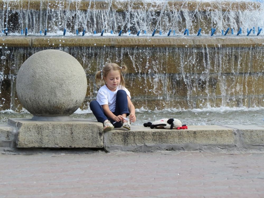 Девочка у фонтана