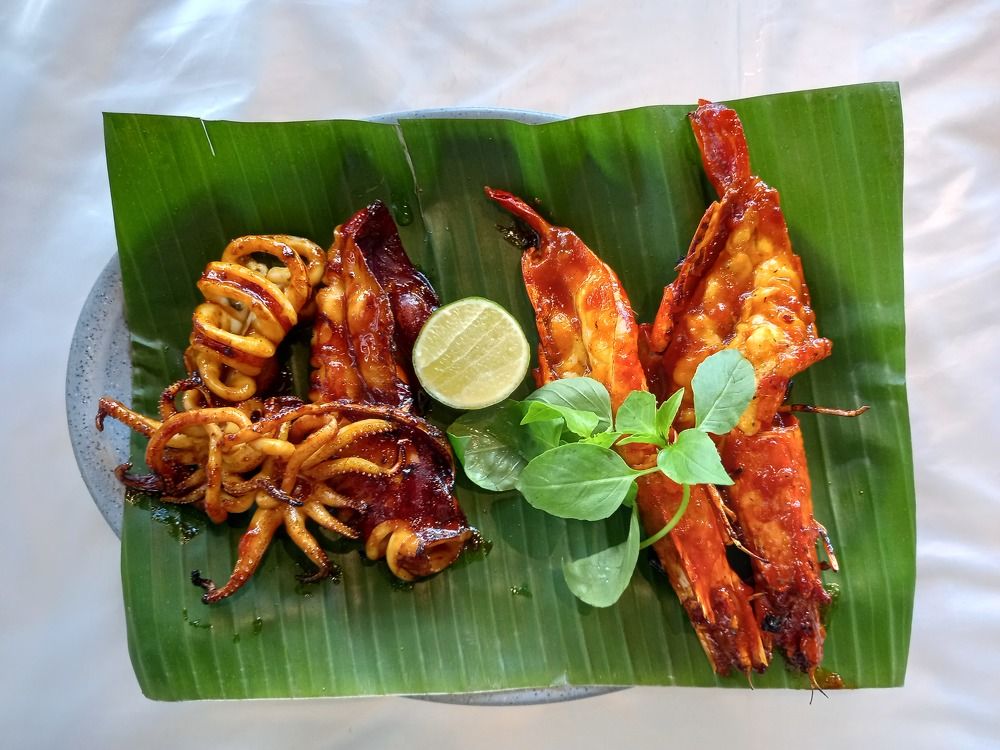 Shrimp and squid with sauce