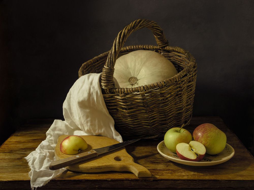 Натюрморт с тыквой и яблоками.