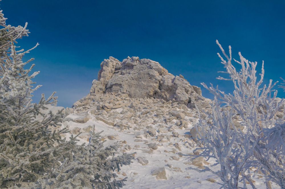 Хребет Зюраткуль. 1175 м. Останцы "Медведи".