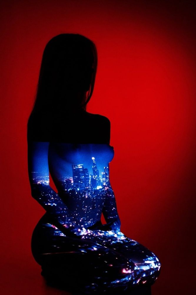 Одета в свет