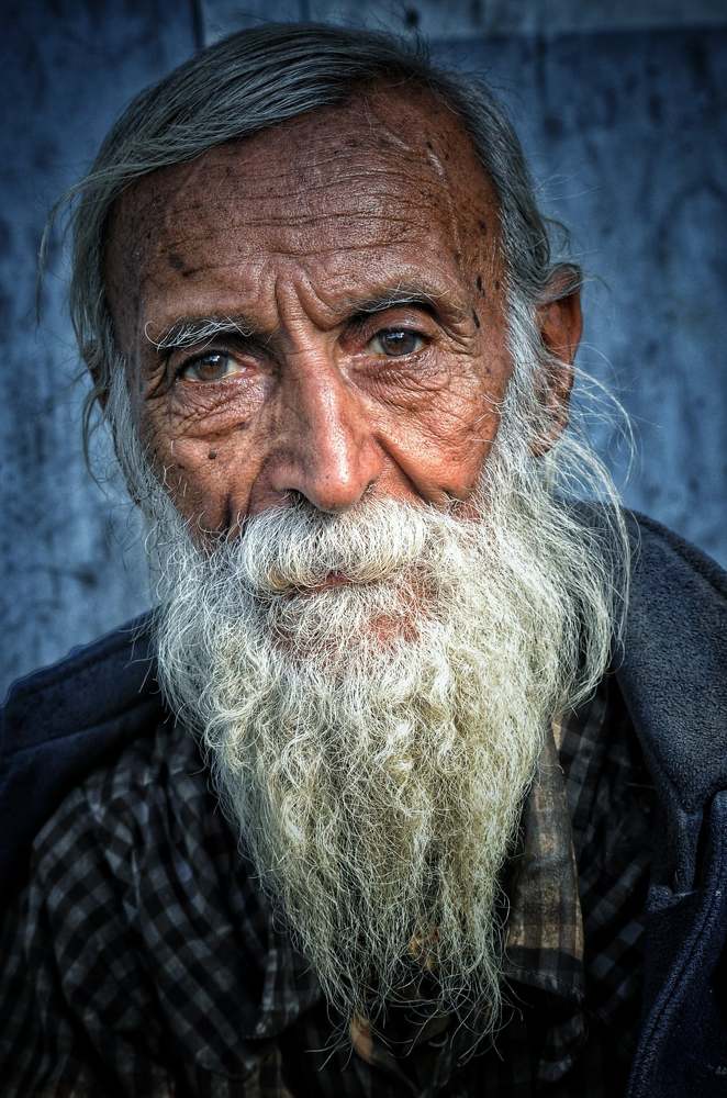 The weak on earth enter the world silently... they sink in the sea of ​​sadness silently... the next may be better... they leave silently... the best has not come... Oh God