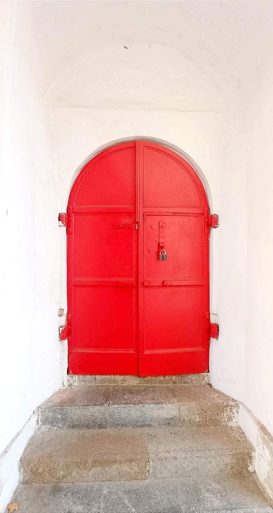 Красное на белом.