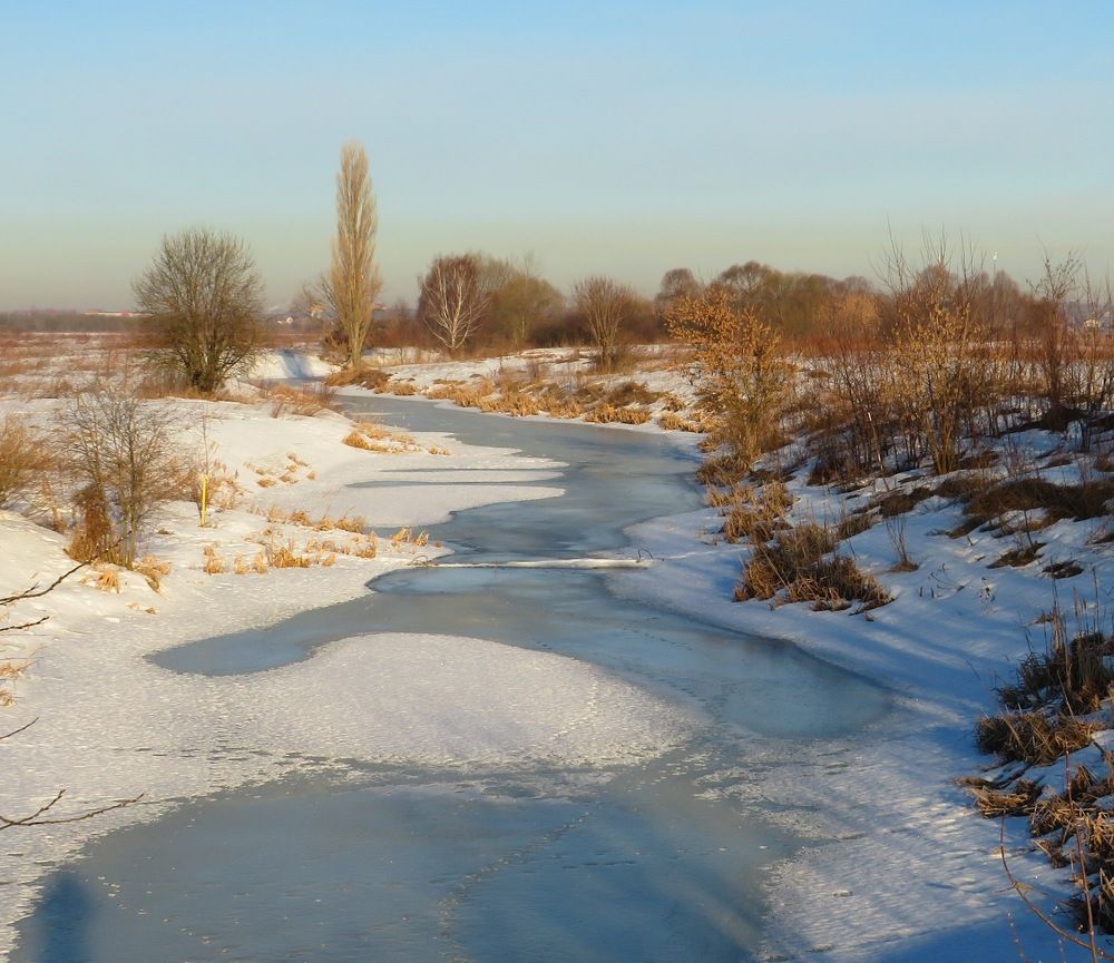 Просыпается река