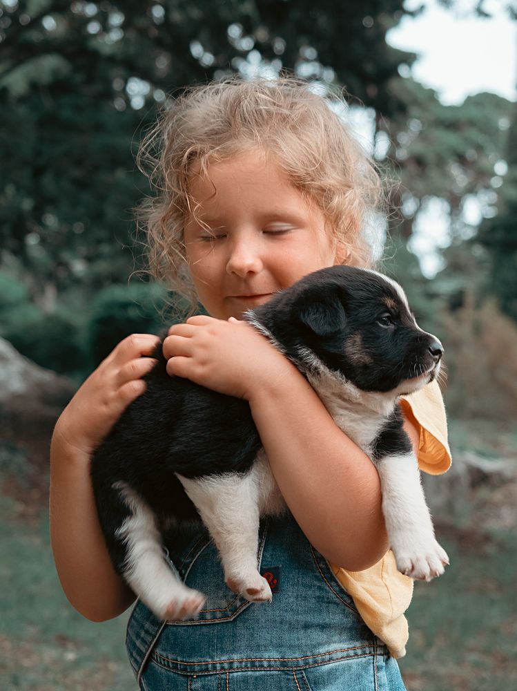 Девочка с щенком