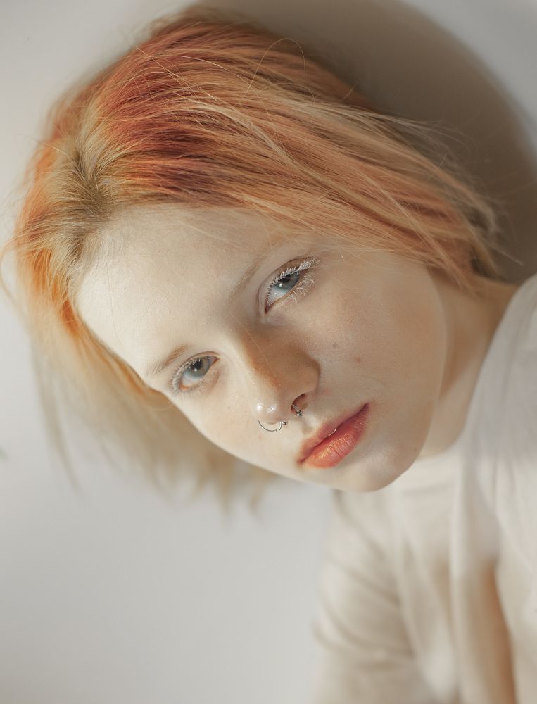 Полупрозрачная девочка