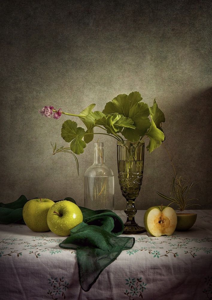 С зелёными яблоками и пеларгонией