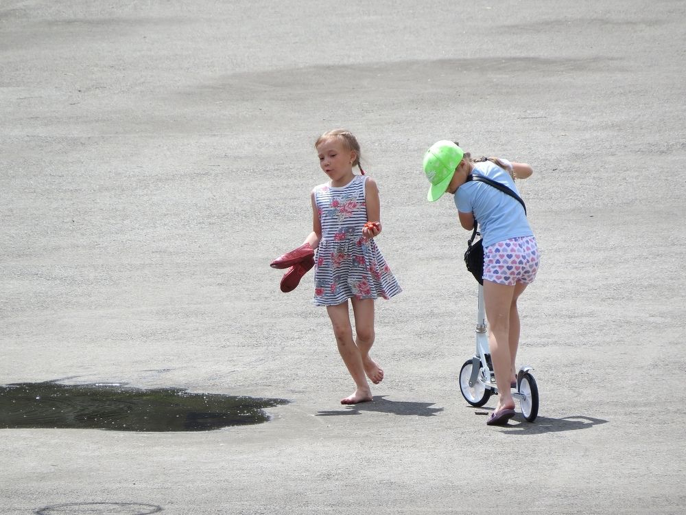 Подруги и самокат